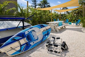 Outdoor dining - 5min Walk to Beach + King Bed + Free Beach Gear (Indian Rocks Beach)
