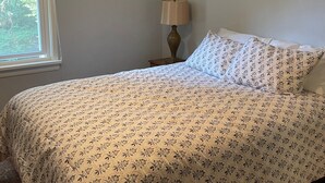 A bedroom with a bed, a lamp, and a window. - Cute house close to hospital, UW, shops, bike trails and restaurants (Madison)