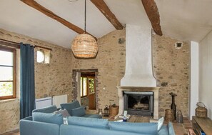 Fernseher, Kamin, Stereoanlage