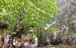 المنطقة المحيطة بالمنشأة