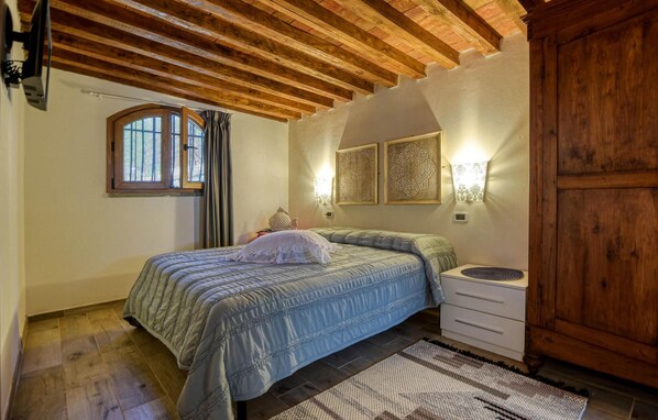 2 bedrooms, travel crib, free WiFi
