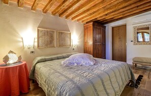 2 bedrooms, travel crib, free WiFi