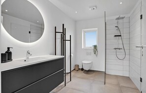 Shower - Nice home in Rønde with house sea view (Rønde)