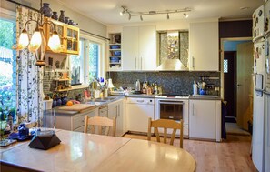 Réfrigérateur, un four, surface de cuisson, lave-vaisselle