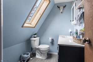 Duschwanne, Handtücher, Seife, Toilettenpapier