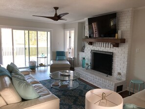 Smart TV, chimenea, futbolito y tenis de mesa