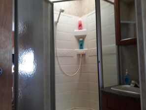 Dusche, Haartrockner, Handtücher, Seife