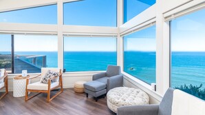 Ein geräumiges Zimmer mit großen Fenstern und Meerblick.