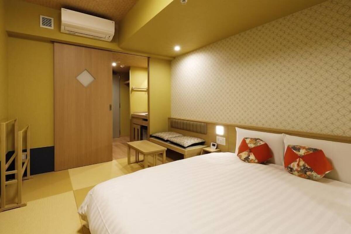 In-room safe, blackout curtains, soundproofing