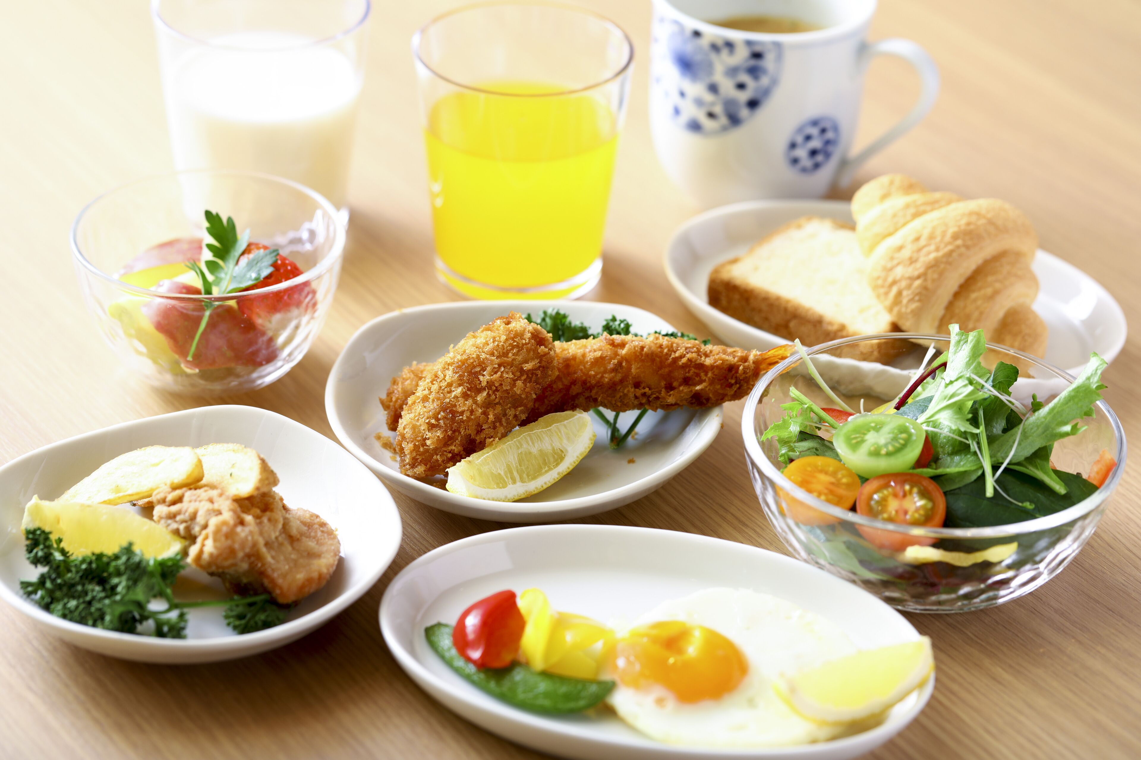 Daily buffet breakfast (JPY 2500 per person)