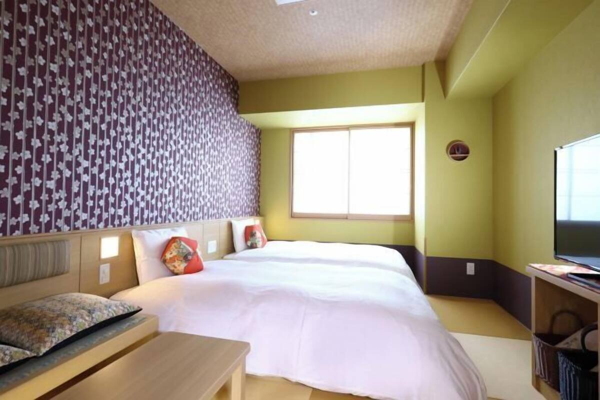In-room safe, blackout curtains, soundproofing