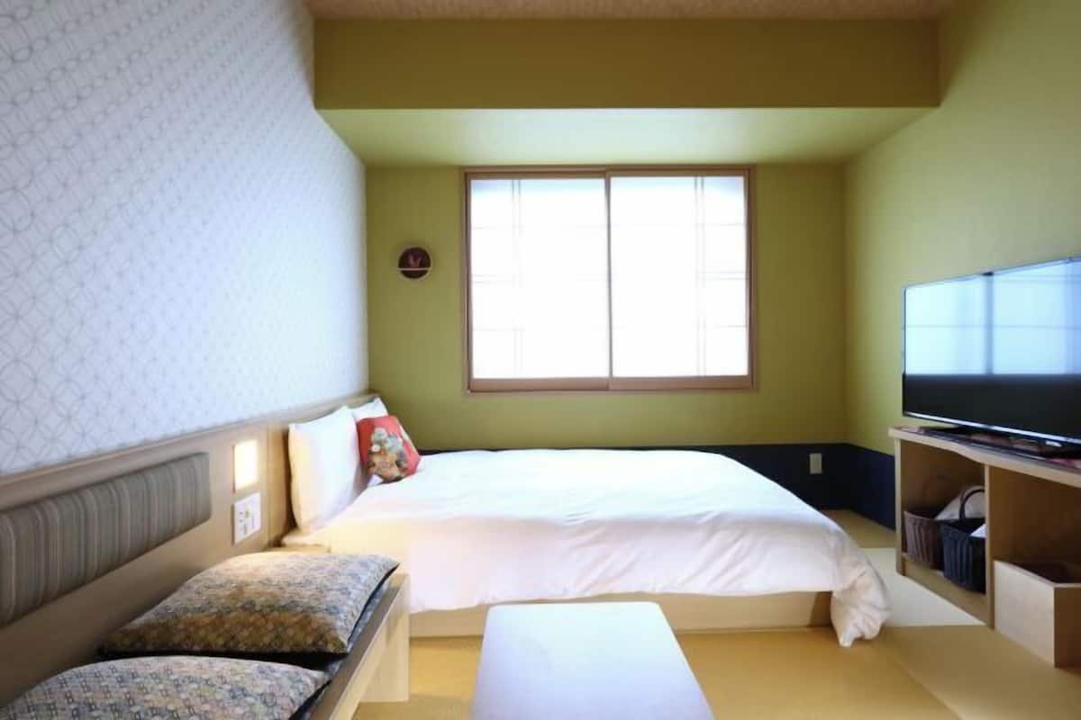 In-room safe, blackout curtains, soundproofing