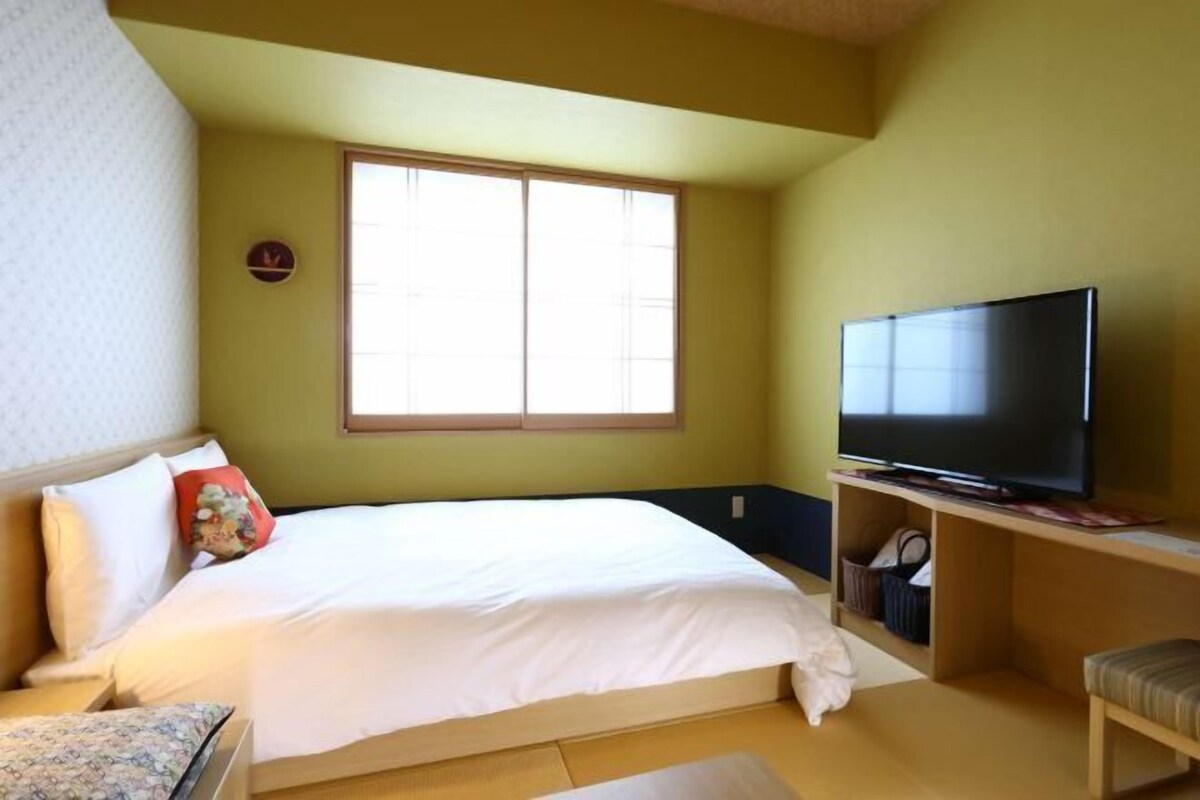 In-room safe, blackout drapes, soundproofing