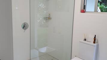 Dusche, Handtücher, Seife, Shampoo