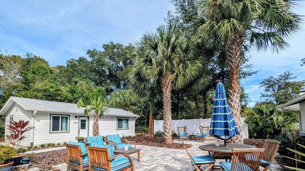 Outdoor dining - Cozy Cottage close to UF, Stadium, and downtown Gainesville! (Gainesville)