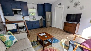 Living area - Cozy Cottage close to UF, Stadium, and downtown Gainesville! (Gainesville)