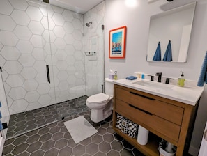 Ducha, secador de pelo, toallas, jabón