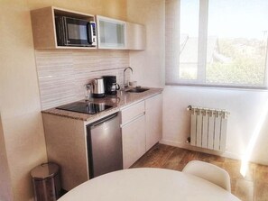 Refrigerador, microondas, cafetera y tetera y tetera eléctrica 