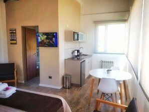 Refrigerador, microondas, cafetera/tetera, tetera/pava eléctrica