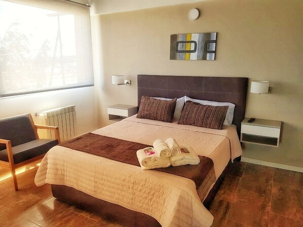 1 habitación, caja de seguridad en la habitación y escritorio 