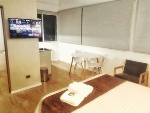 1 habitación, caja de seguridad en la habitación y escritorio 