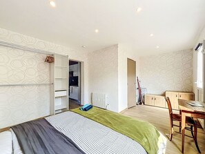 1 bedroom, travel cot, free WiFi, bed sheets