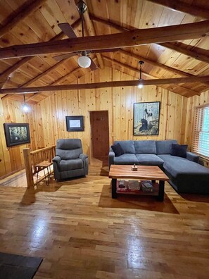 Smart TV, books - Beautiful 2 BR Lakefront Cabin on Long Lake, Harrison Mi (Harrison)