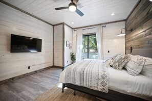 6 bedrooms, desk, iron/ironing board, travel cot