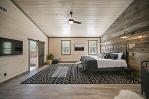 6 bedrooms, desk, iron/ironing board, travel crib