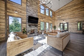 Smart TV, fireplace, video games, books - Sleeps 24 * HGTV Quality * Game Room * Crib *EV Charger (Broken Bow)