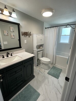 Combined shower/bathtub - Peaceful lake retreat (Coldwater)
