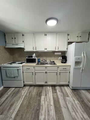 Réfrigérateur, micro-ondes, four, plaque de cuisson