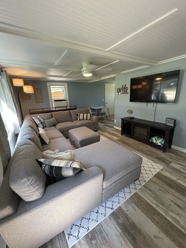 Smart TV, Netflix, streaming services - Peaceful lake retreat (Coldwater)