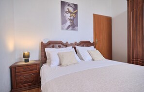2 bedrooms, iron/ironing board, travel crib, free WiFi - 2 bedroom beautiful home in Podstrana (Podstrana)