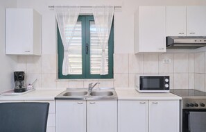 Kühlschrank, Mikrowelle, Herdplatte, Wasserkocher mit Kaffee-/Teezubehör