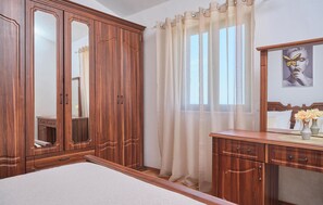 2 bedrooms, iron/ironing board, travel cot, free WiFi - Nice home in Podstrana (Podstrana)