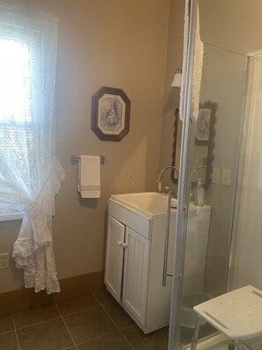 Baignoire, serviettes fournies, savon, papier toilette