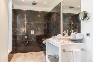 Een douche, een haardroger, handdoeken