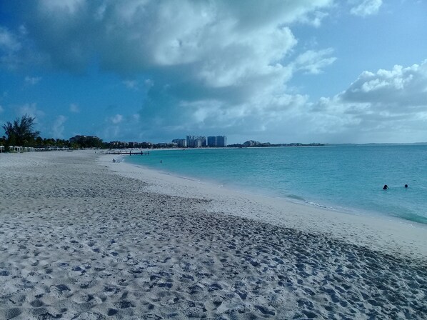 Una spiaggia nelle vicinanze, lettini da mare, teli da spiaggia