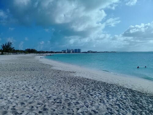 Guest House 2 bedrooms & 2 baths near Grace Bay Beach & Long Bay Beach.