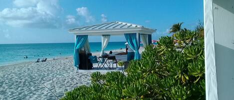 Beach nearby, sun loungers, beach towels