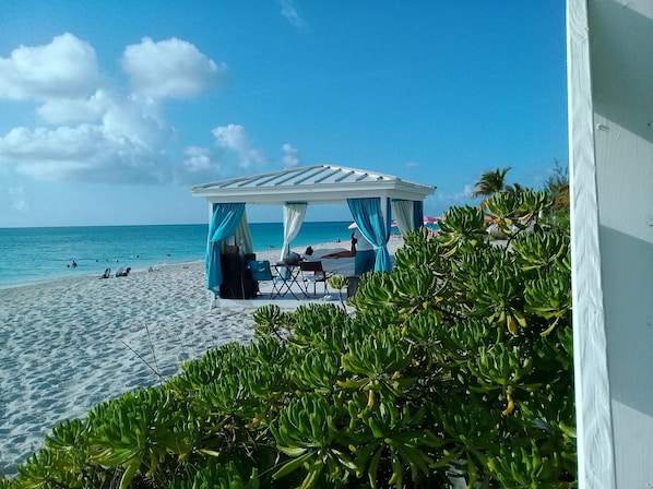 In Strandnähe, Liegestühle, Strandtücher