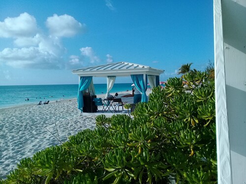 Guest House 2 bedrooms & 2 baths near Grace Bay Beach & Long Bay Beach.