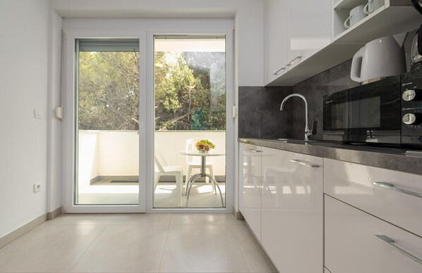 Kühlschrank, Herdplatte, Wasserkocher mit Kaffee-/Teezubehör