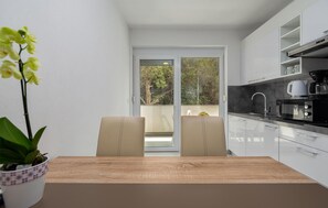 Fridge, stovetop, coffee/tea maker