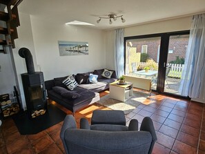 Télévision, cheminée, lecteur de DVD, chaîne hi-fi