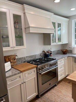 Frigorifero, forno, piano cottura, lavastoviglie