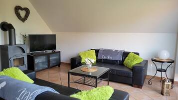 Fernseher, Kamin, Stereoanlage