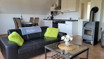 Fernseher, Kamin, Stereoanlage