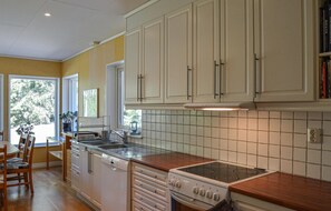 Kylskåp, mikrovågsugn, spishäll och diskmaskin